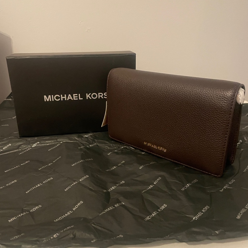 Jet Set Medium Pebbled Leather Crossbody Bag